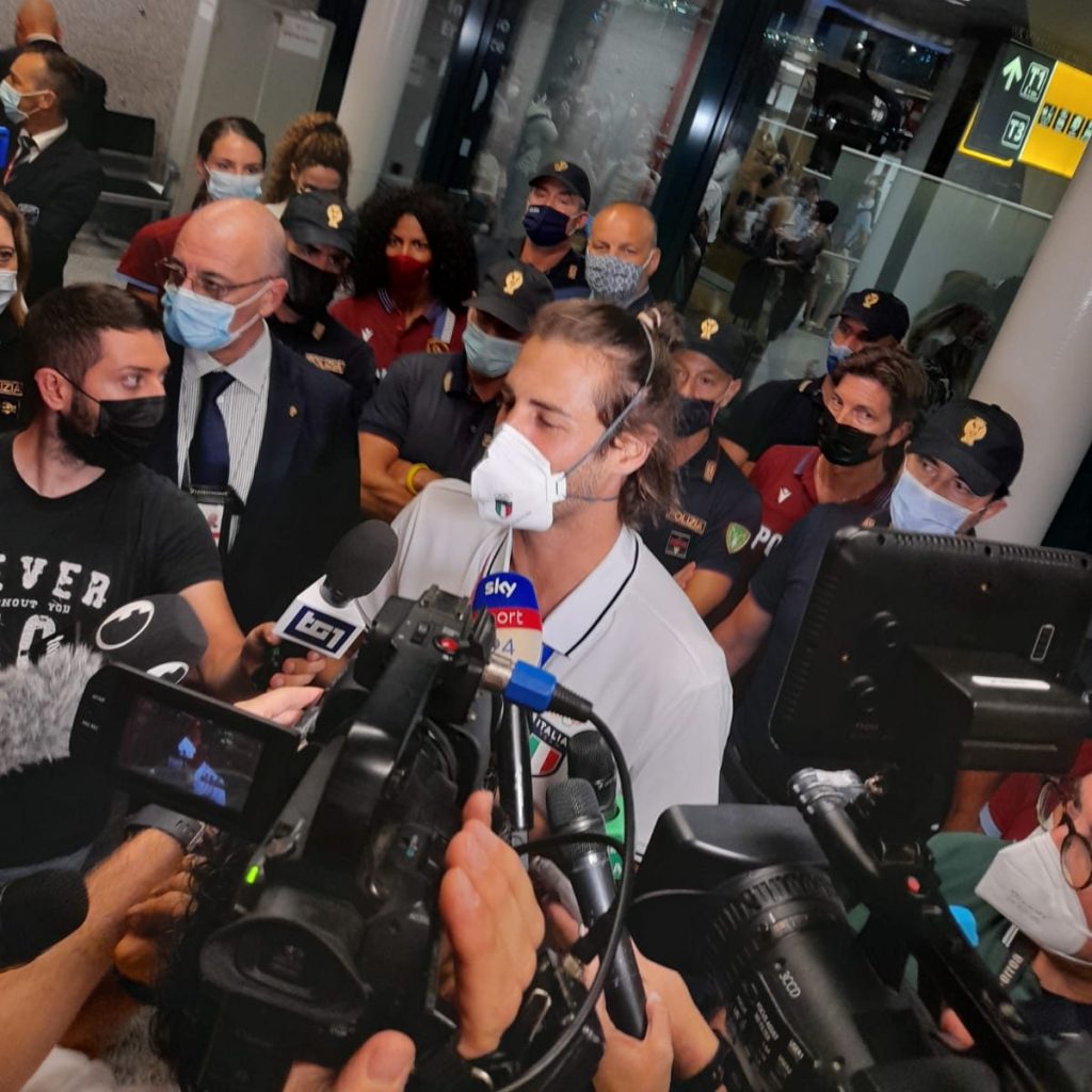 Tamberi è rientrato in Italia, <br> cori e applausi a Fiumicino <br> «Il simbolo della mia Olimpiade? <br> Il gesso» <span> (Video) </span>