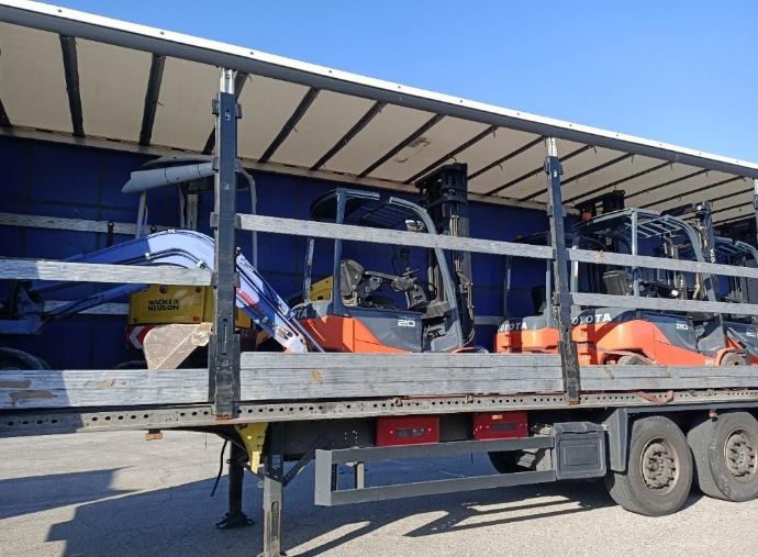 Escavatori e muletti rubati, <br> la Polstrada blocca un camion in A14: <br> moglie e marito denunciati per ricettazione