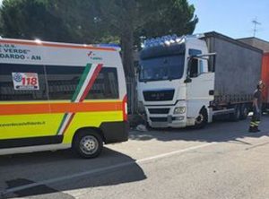 Sbanda e finisce contro un muro: <br> malore fatale alla guida del Tir <br> per un 62enne di Castignano <span> (Video)