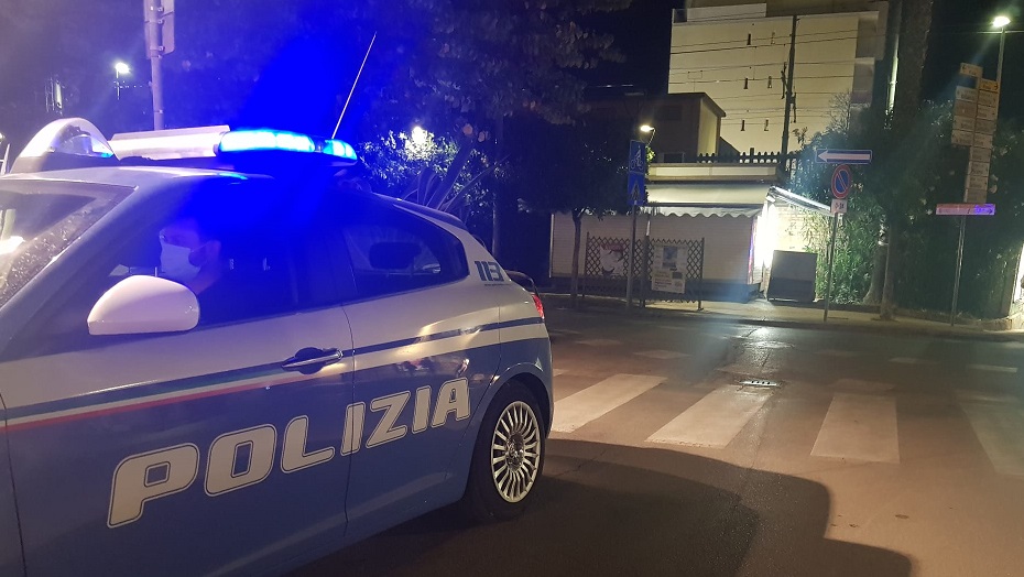 Movida violenta, prendono a calci le porte delle abitazioni: arriva la Polizia e scopre pure dosi di hashish