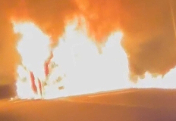 Auto divorata dalle fiamme: attimi di paura