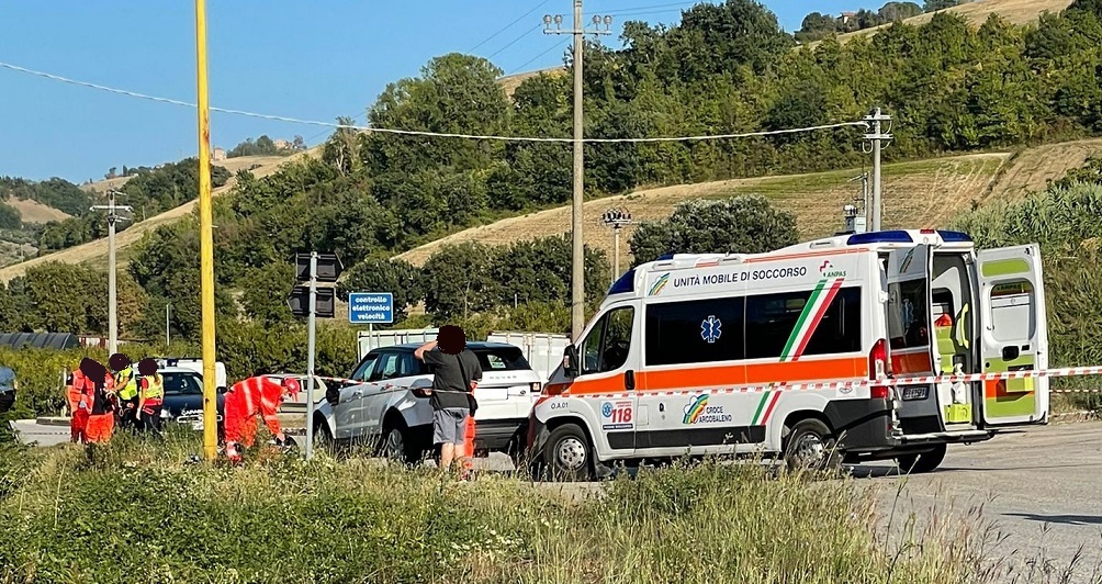 Incidente con lo scooter: <br> muore un ragazzo, <br> vano ogni tentativo di rianimazione Incidente con lo scooter: <br> muore un ragazzo, <br> vano ogni tentativo di rianimazione