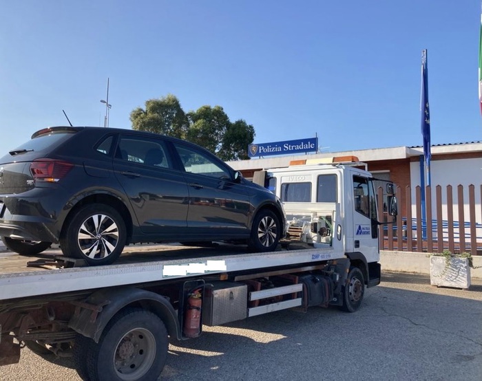 Minorenne ruba auto e fugge: <br> arrestato lungo la A14