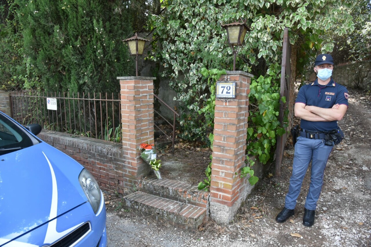 Famiglia trovata morta nella villetta: <br> «Il figlio disabile per un incidente, <br> lei allettata dopo un ictus, <br> faceva tutto il marito»