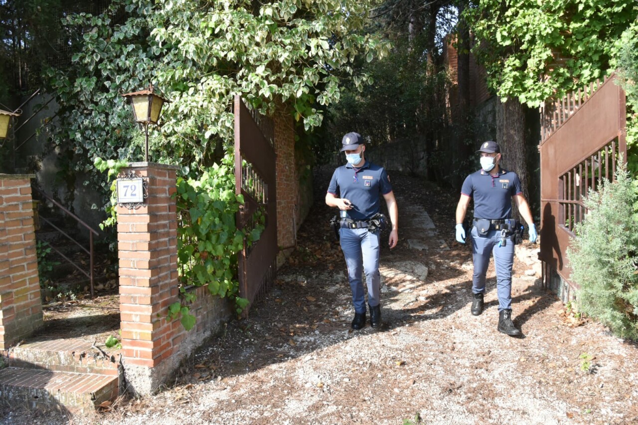 Tre morti in una villetta: <br> corpi in avanzato stato di decomposizione (Foto)