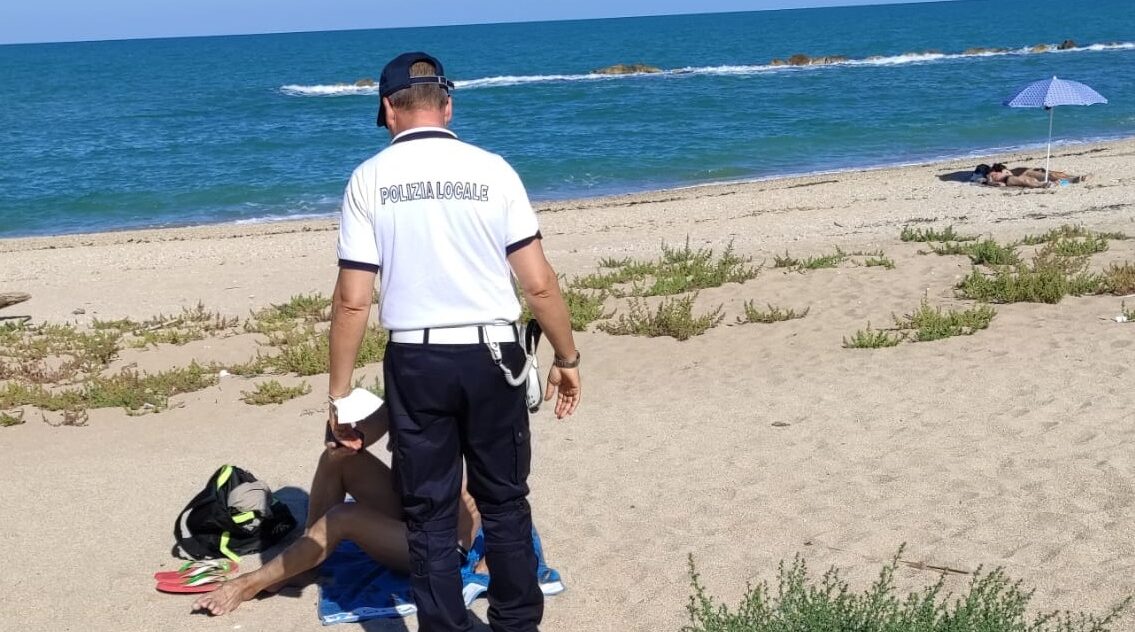 Nudisti sulla spiaggia, arrivano i vigili: multati in tre