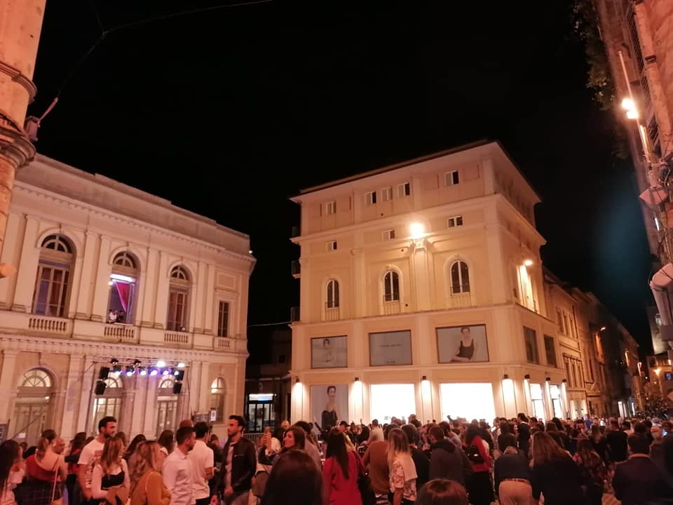 Baby gang colpisce in centro storico: <br> «I nostri figli 13enni <br> rapinati ai tavoli del ristorante»