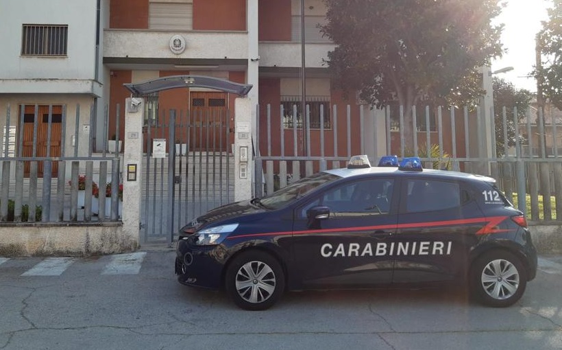Uno ruba i soldi a un’anziana al bancomat, l’altro non paga la cena: denunciati