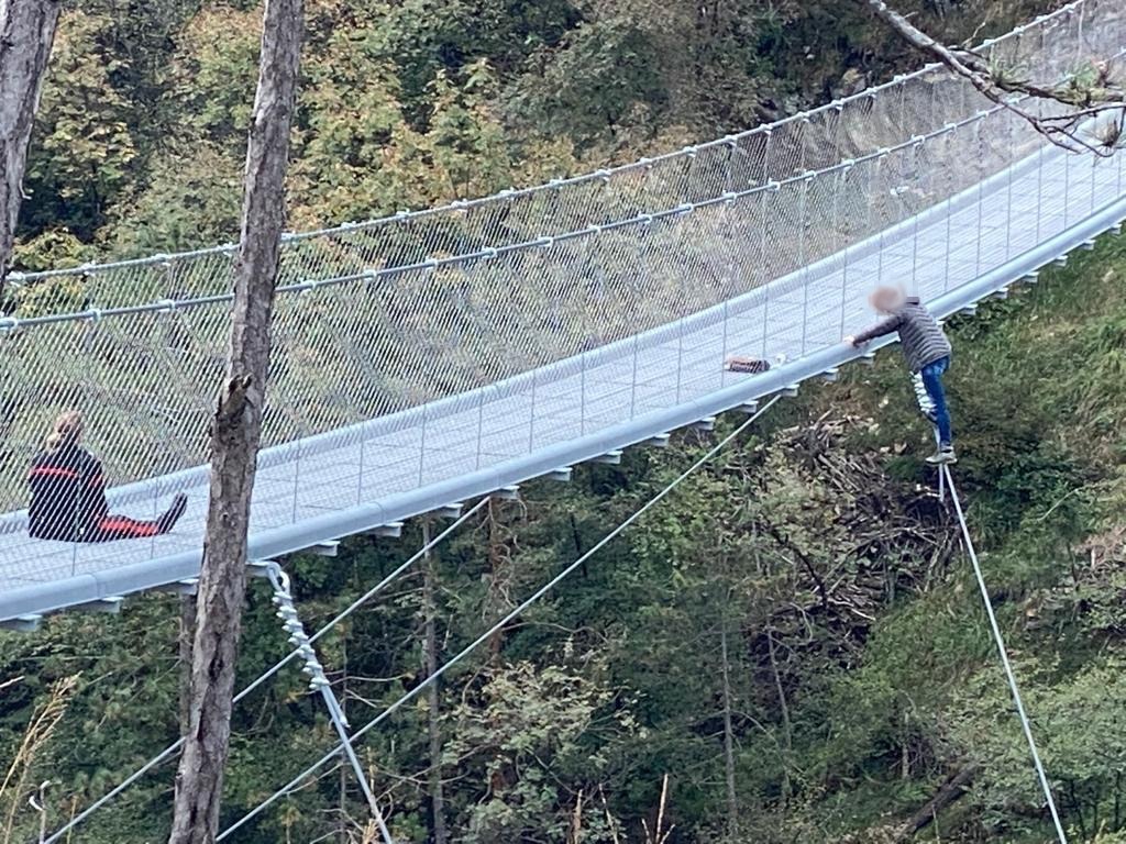 Minaccia di gettarsi nel vuoto, <br> carabiniera osimana la salva: <br> «Non vado via, sono qui per aiutarti»