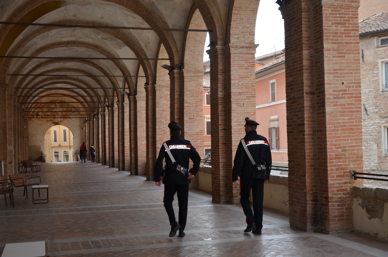 Ubriaco e arabbiato: urla e bestemmia, i Carabinieri lo multano
