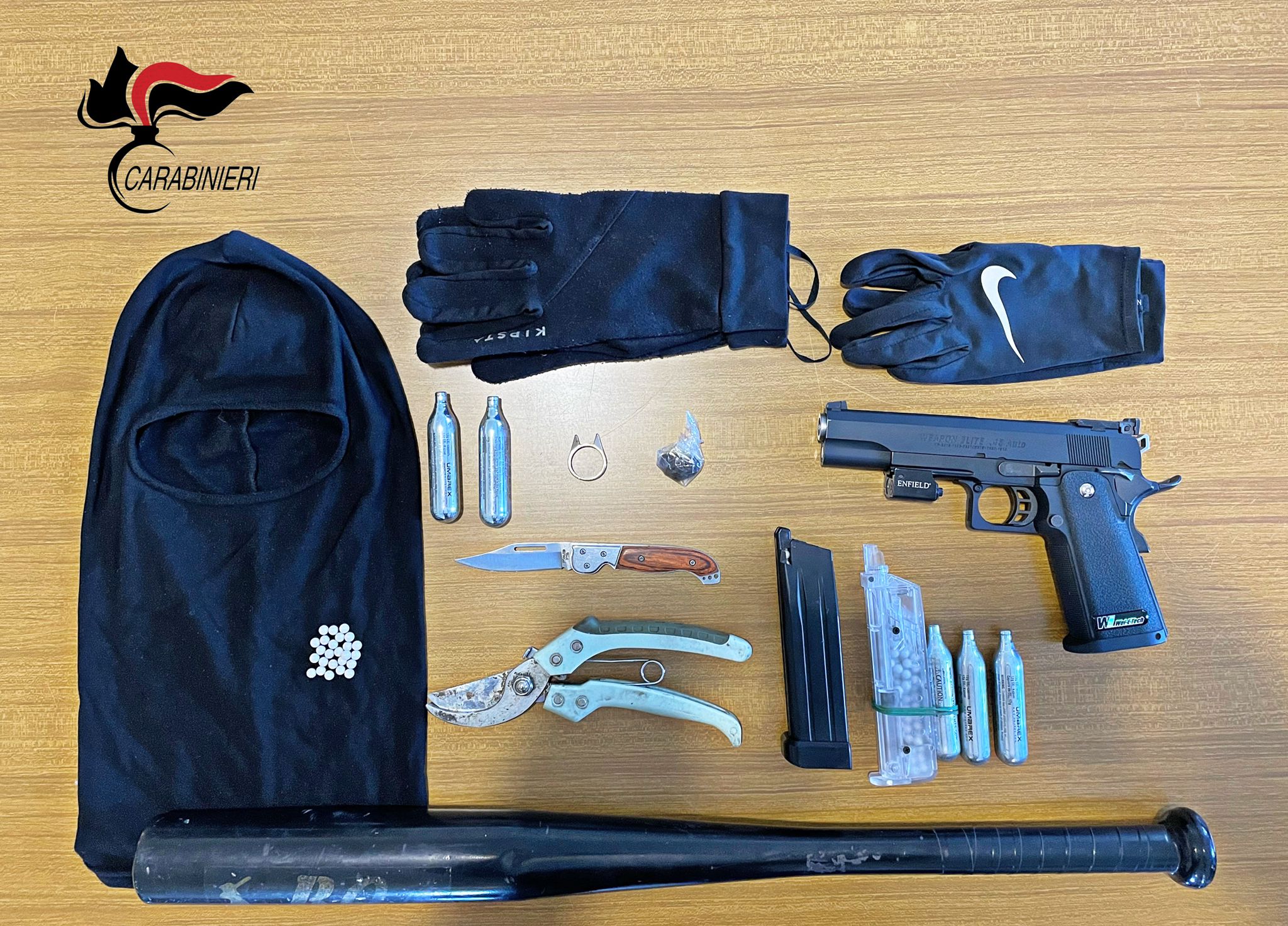 In auto avevano pistola a gas, mazza da baseball e coltello: quattro ragazzi nei guai