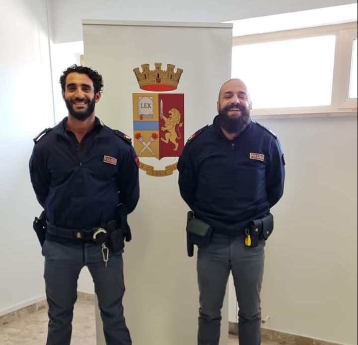 Malore in un bar, poliziotti lo rianimano: <br> «L’importante è salvare vite, <br> i ringraziamenti non servono»