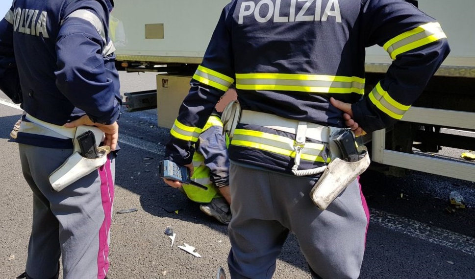 Ancora un incidente in A14, <br> scontro tra auto e camion: <br> due persone finiscono all’ospedale