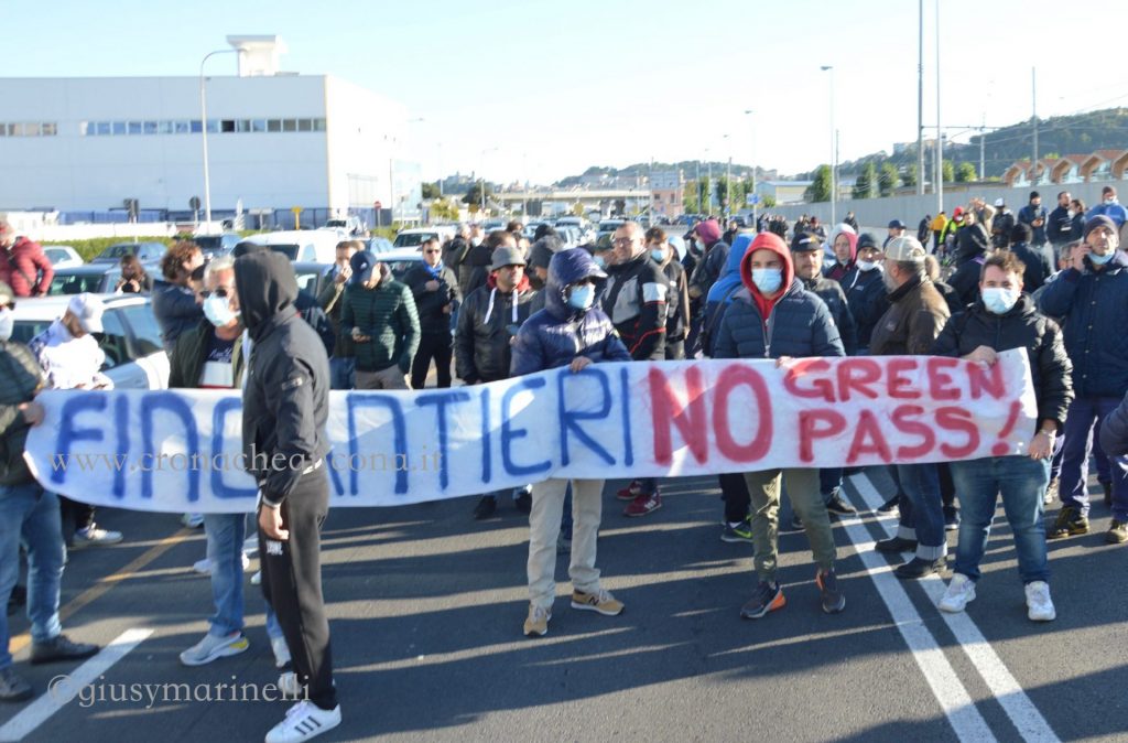 Le voci dei manifestanti: <br> «Il Green Pass è un ricatto, <br> il Governo non ci fa lavorare» <br> <span> (Foto) </span>