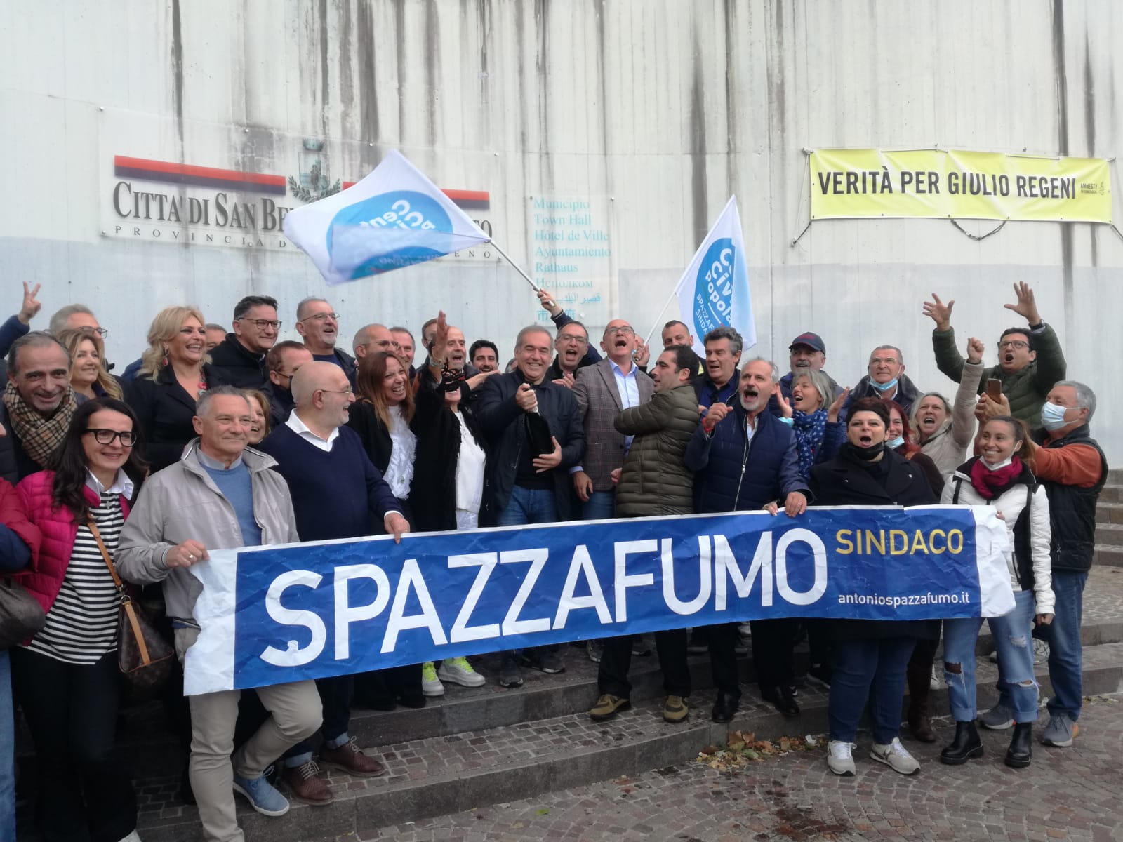 Ballottaggio, trionfa Spazzafumo, <br> parte la festa: bagno di folla <br> per il nuovo sindaco