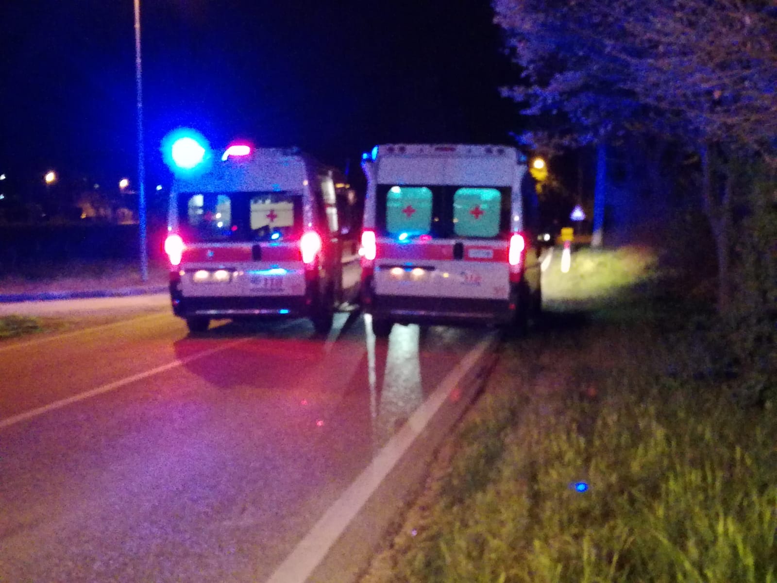 Auto si ribalta in un campo: <br> morto un 34enne, ferito un 25enne