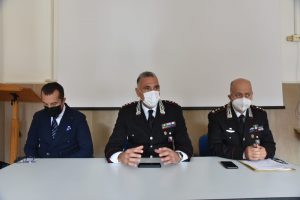 Giovane inglese in vacanza nelle Marche <br> sequestrato per 8 giorni,<br> blitz dei Carabinieri: arrestati <br> i 4 carcerieri (Video) Giovane inglese in vacanza nelle Marche <br> sequestrato per 8 giorni,<br> blitz dei Carabinieri: arrestati <br> i 4 carcerieri (Video)
