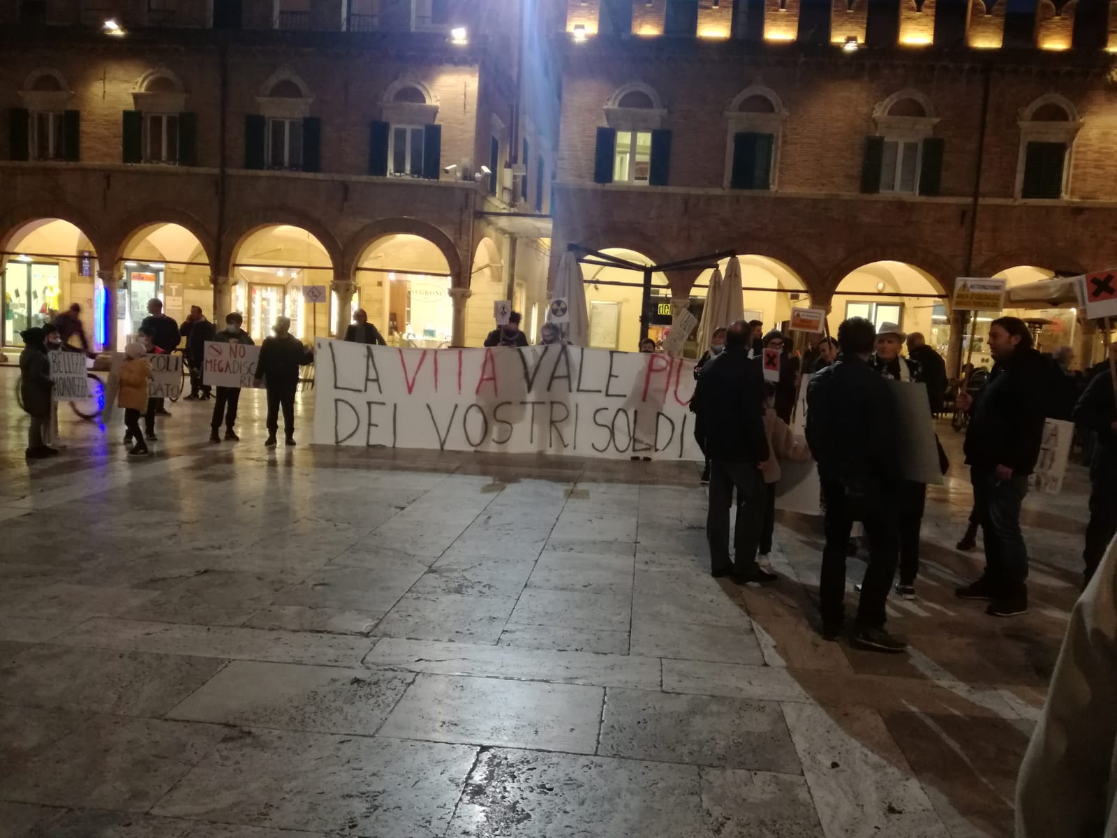 Rifiuti, Fioravanti non convince <br> i contestatori: «Solo un pretesto <br> per tornare a Relluce» Rifiuti, Fioravanti non convince <br> i contestatori: «Solo un pretesto <br> per tornare a Relluce»