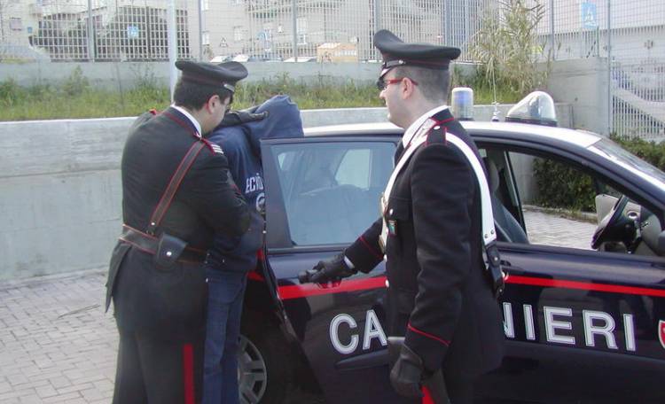 Donna perde il portafogli, «Se rivuoi i documenti dammi 1.000 euro» Arrestato per estorsione