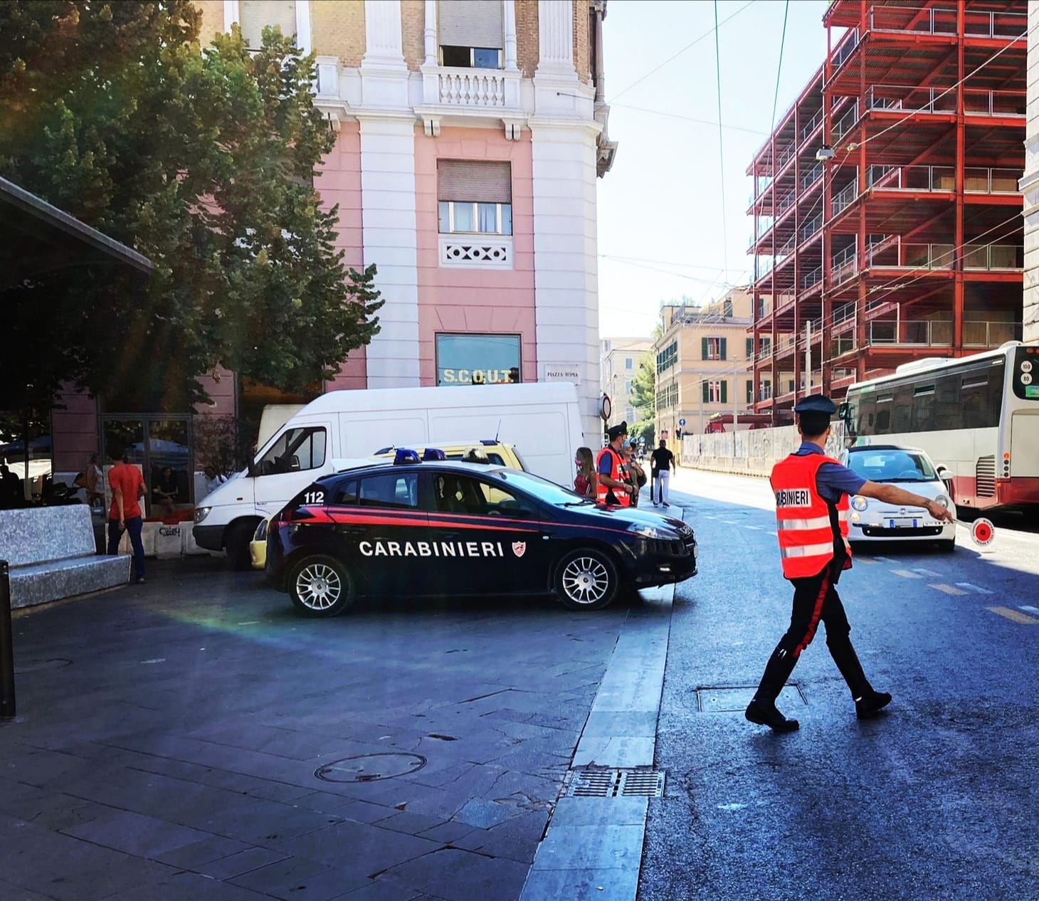 Baby gang crea scompiglio in un negozio, due 19enni nei guai