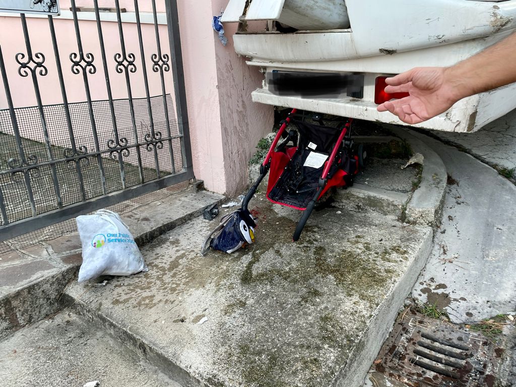 Camion vela si sfrena: <br> bimbo sul passeggino <br> finisce sotto al rimorchio