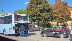 Il pullman pieno di studenti <br> si scontra con un’auto, attimi di paura <span> (Video)