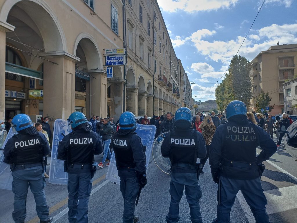 Mobilitazione dei “No green pass”: <br>blocchi stradali e cortei <span> (Foto e video) </span>