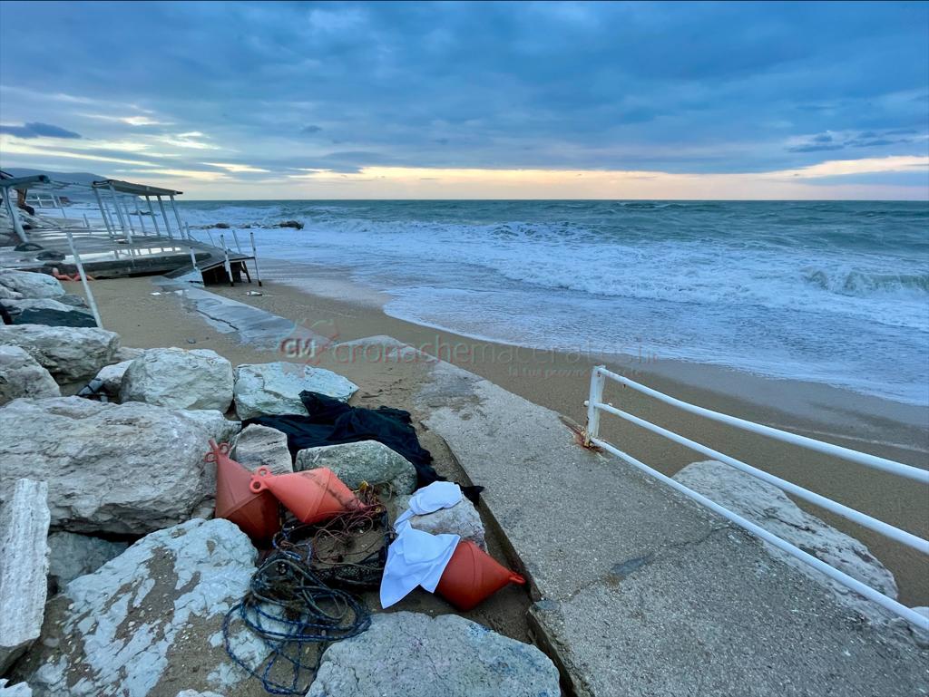 Cadavere trovato in spiaggia, <br> la pista porta fuori regione <br> Fissato un riconoscimento