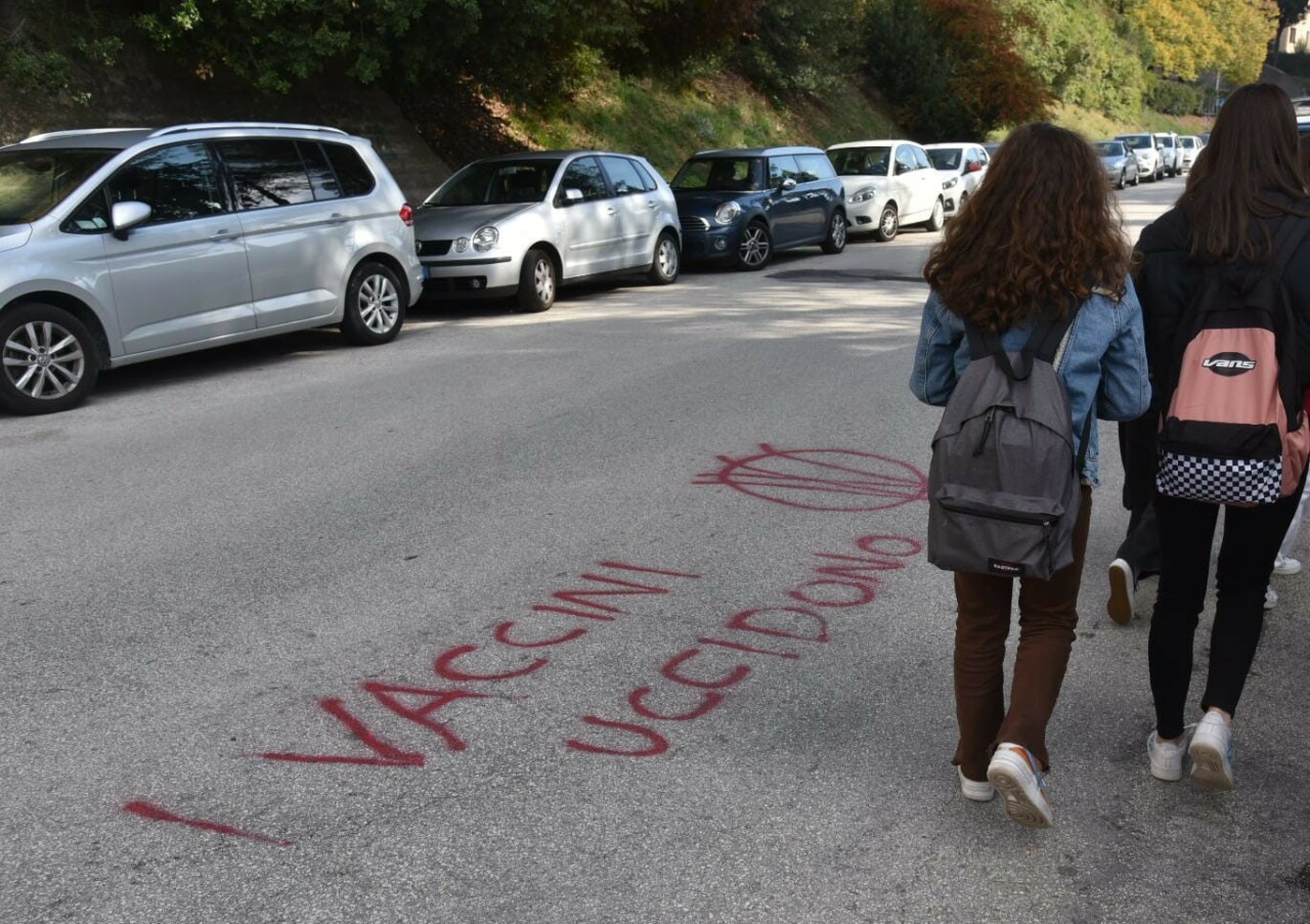Scritte no vax davanti alle scuole, <br> vandali in azione <span> (Foto) </span>