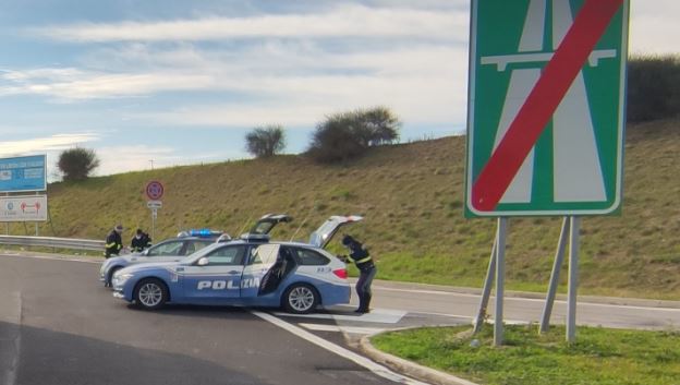 Non si fermano all’alt sulla Statale, <br> la Polstrada li insegue sulla A14 <br> e a San Benedetto scatta l’arresto