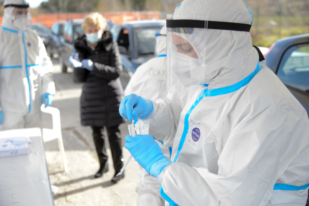 Covid, 427 nuovi casi nelle Marche <br> I no vax finiscono in terapia intensiva <br> cinque volte di più dei vaccinati