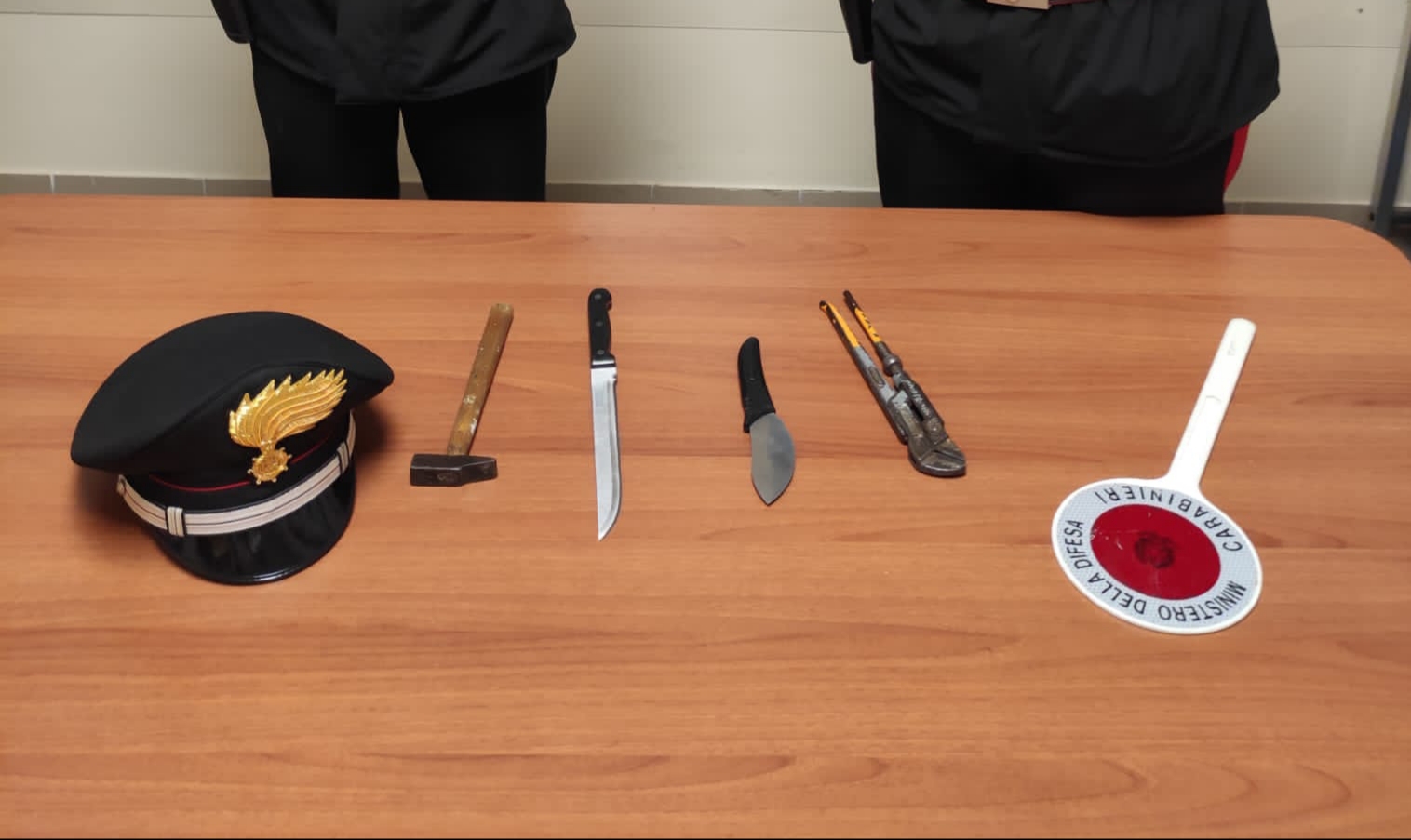 Violenza inaudita sul lungomare: in fin di vita l’uomo colpito con una martellata alla testa, arrestato un 63enne
