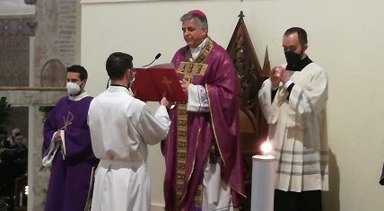 Ascoli abbraccia il suo nuovo vescovo <br> Monsignor Palmieri: <br> «Inizia il nostro cammino insieme, <br> Dio è più forte della paura»