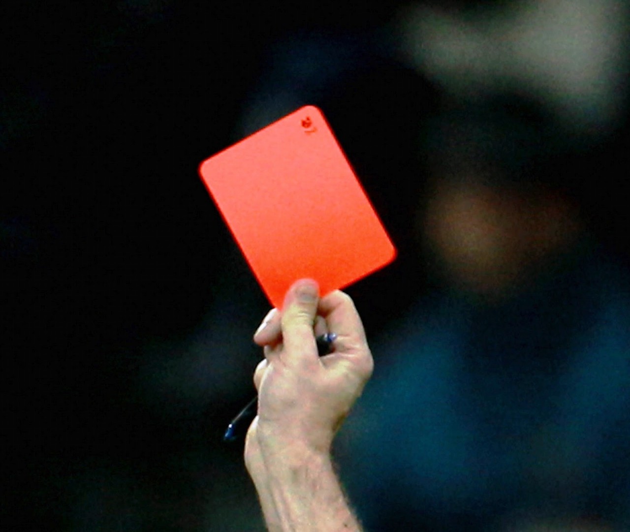 «Io ti ammazzo», poi testata all’arbitro: <br> squalifica fino al 2024 ed esonero
