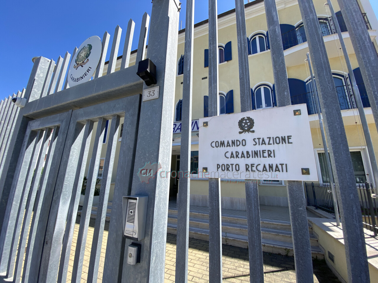 Furia di un 21enne contro il padre:  <br> lo picchia in strada con una spranga, <br> poi si barrica dentro casa