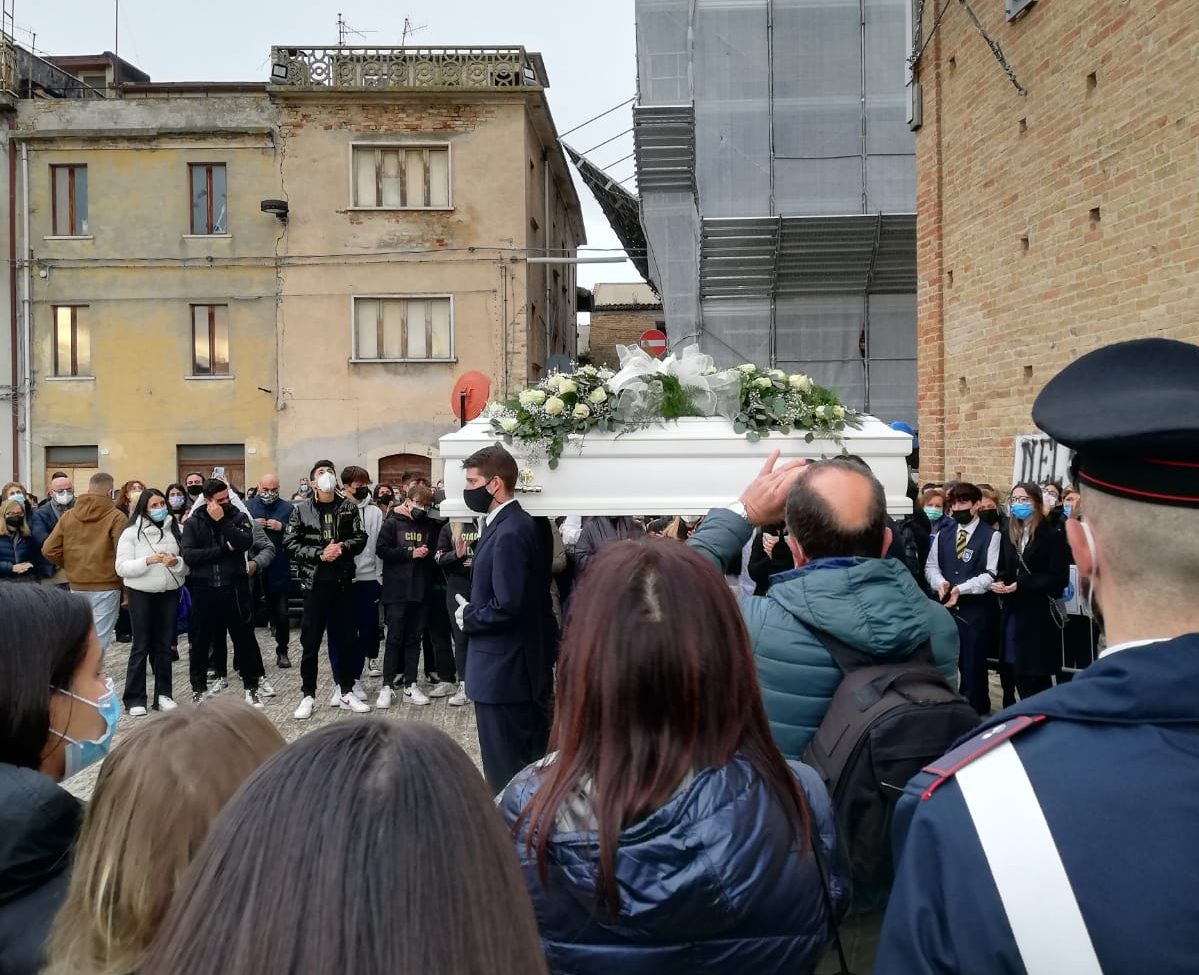 L’ultimo saluto a Lorenzo Moreschini: <br> una comunità in lutto piange <br> una vita strappata troppo presto