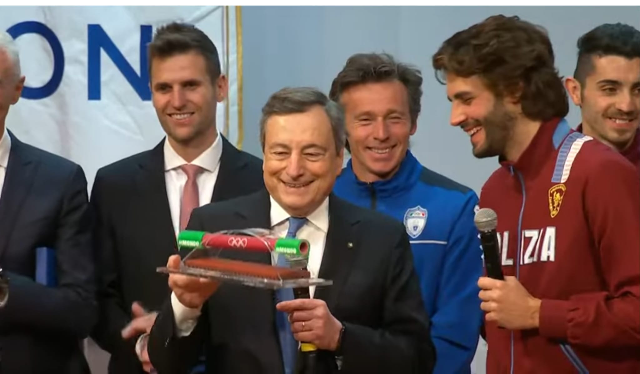 L’oro olimpico Tamberi <br> regala un’asticella a Draghi <br> Il premier: «È quello che riesco a saltare oggi»