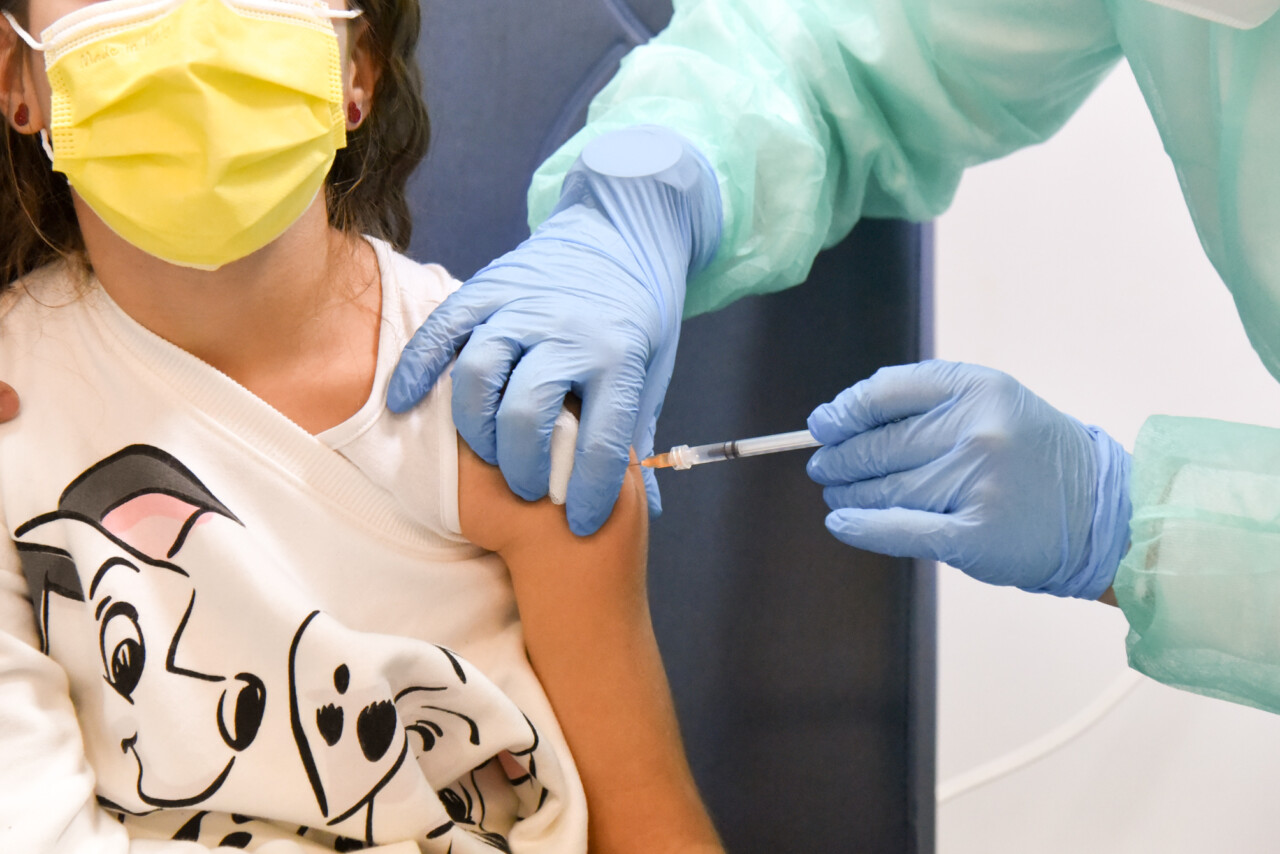 Classi in quarantena, <br> nel Piceno 8 in più in 7 giorni <br> Vaccinazioni: record di dosi nelle Marche