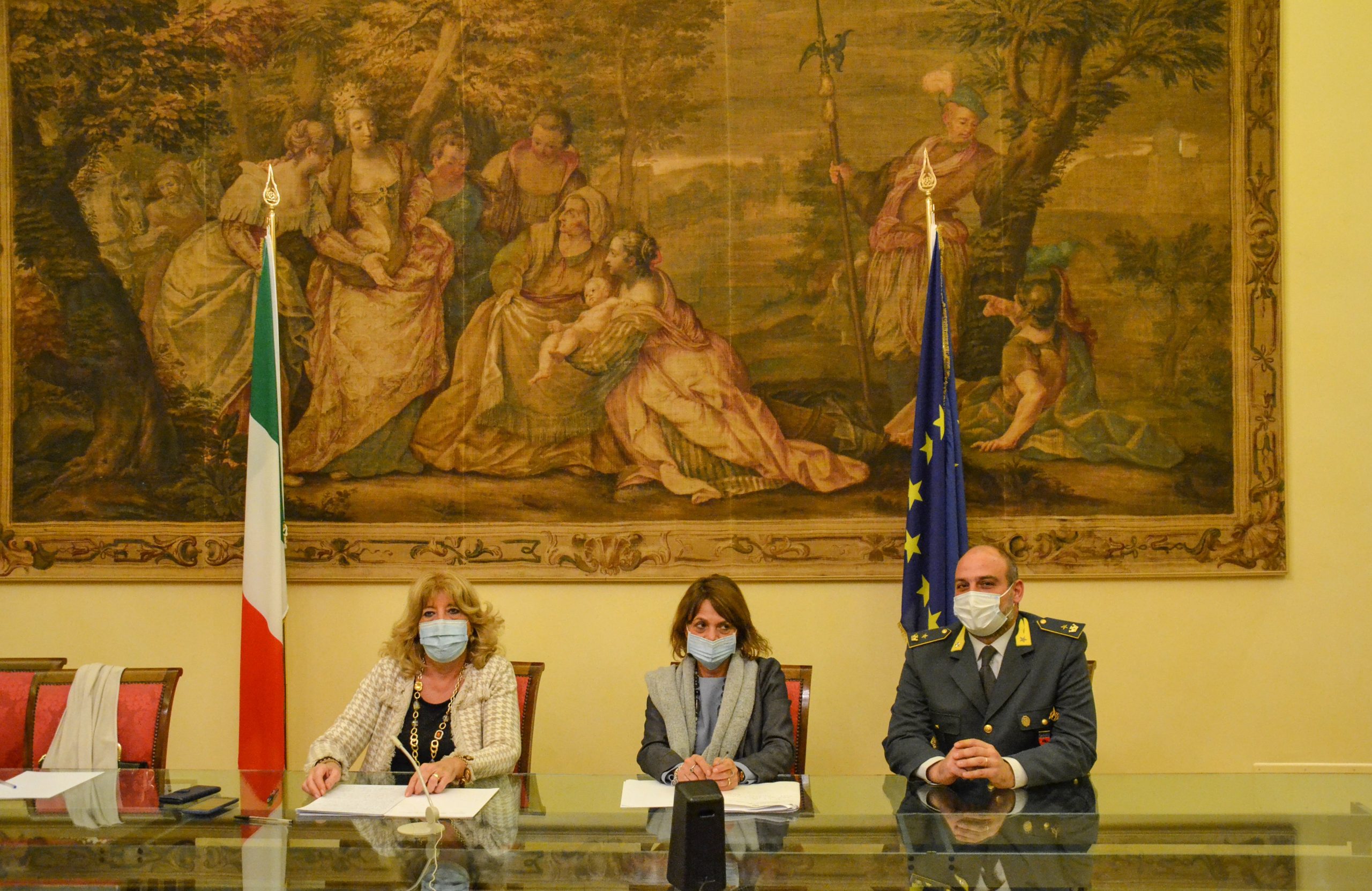 Controlli anti covid, giro di vite: 25 multe e green pass clonati