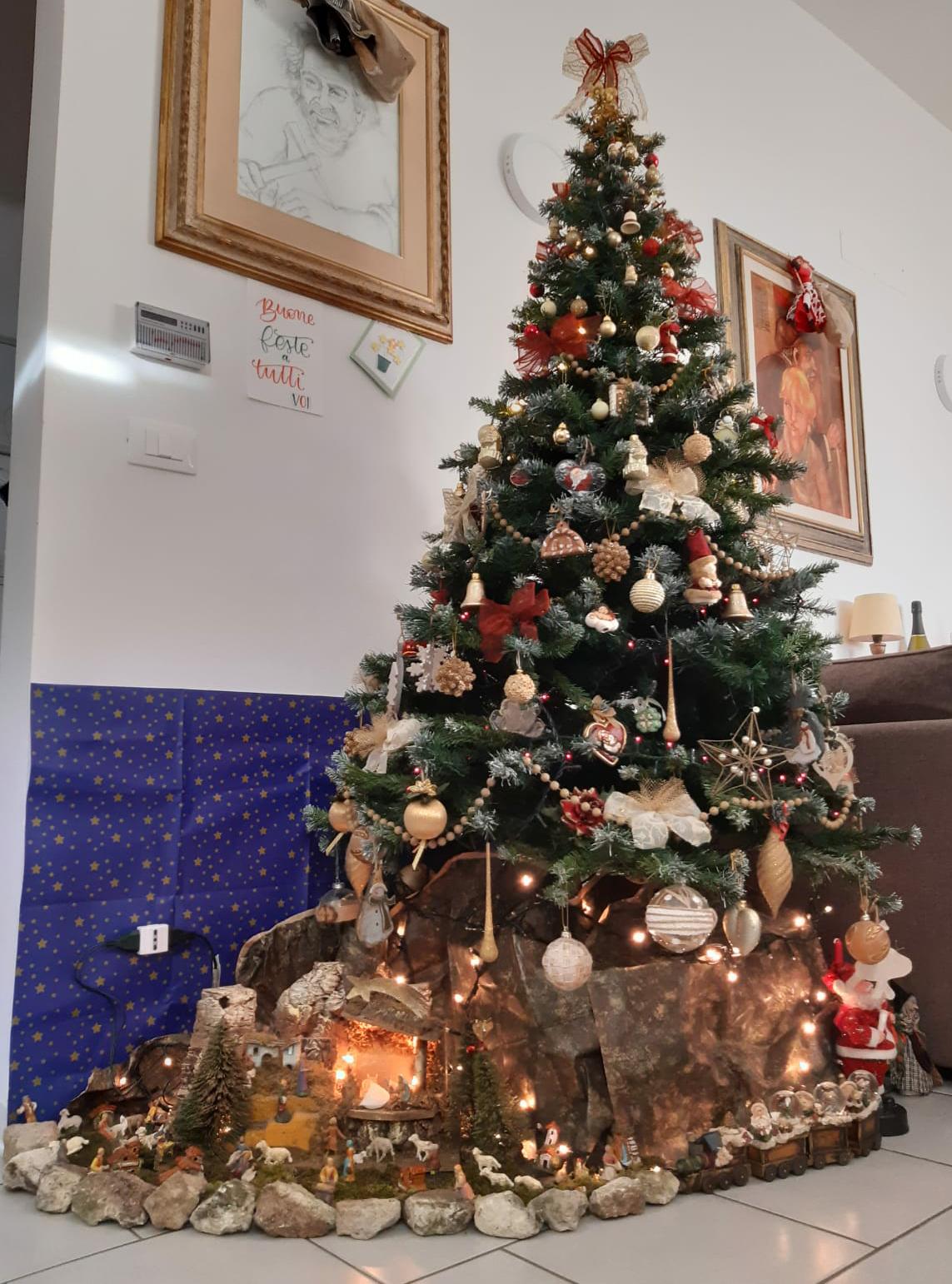 L’albero di Elvira, <br> Sofia e Salvatore: <br> a Pretare le tradizioni <br> non crollano L’albero di Elvira, <br> Sofia e Salvatore: <br> a Pretare le tradizioni <br> non crollano