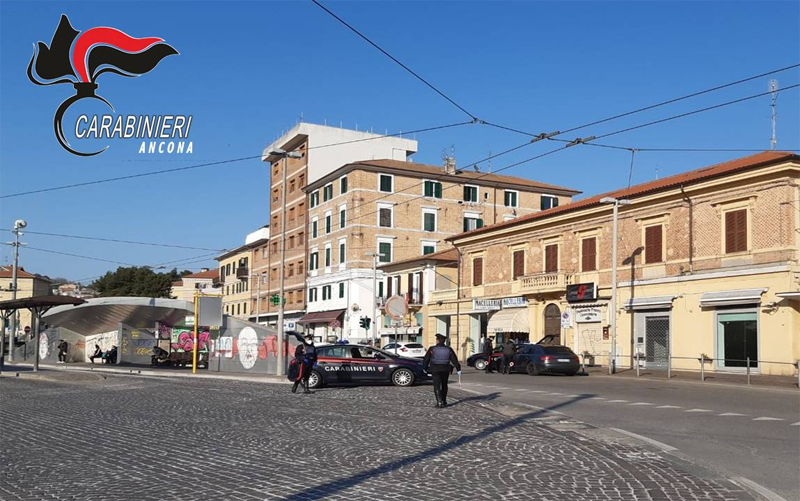 Bulli al capolinea dei bus: <br> colpito con la cassa bluetooth <br> 17enne finisce al Pronto Soccorso