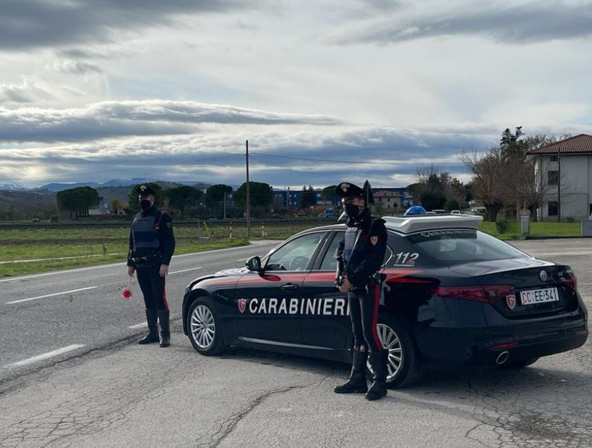 Multati perchè in 400 alla mega festa senza mascherine e green pass, denunciata perchè è positiva e va a fare la spesa