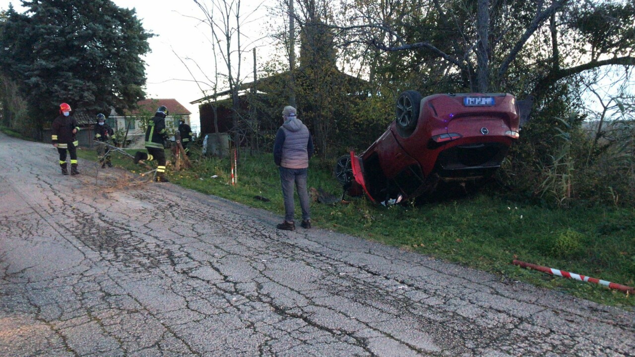 In sei nell’auto finiscono contro un albero <br> e si ribaltano: tutti feriti, uno è grave
