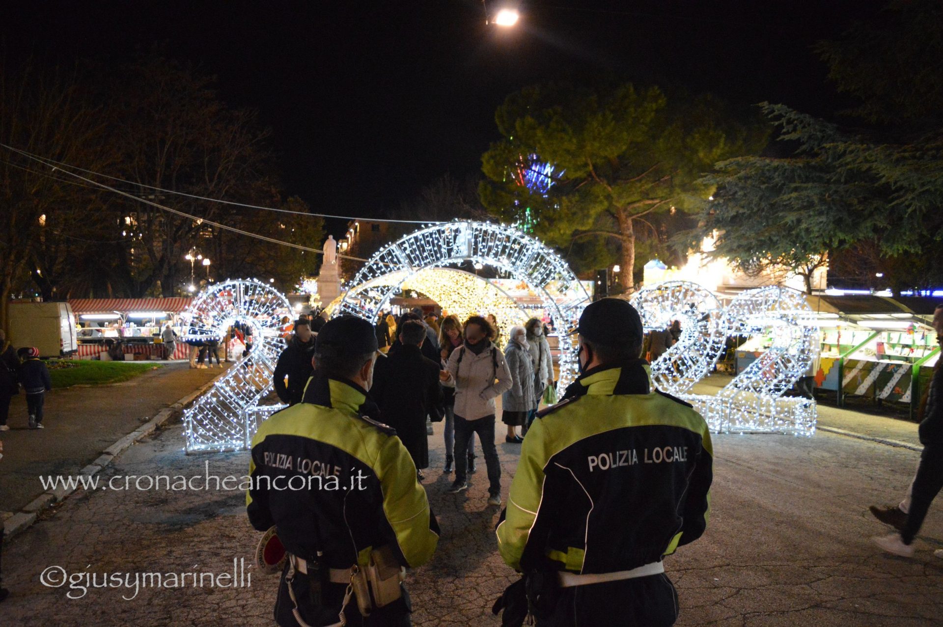 Obbligo mascherine anche all’aperto: <br> Ancona vara la stretta