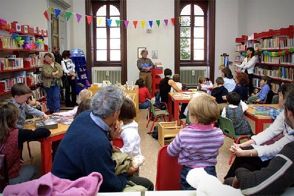 Con i libri <br> sotto l’albero di Natale <br> insieme a “Nati per Leggere” Con i libri <br> sotto l’albero di Natale <br> insieme a “Nati per Leggere”