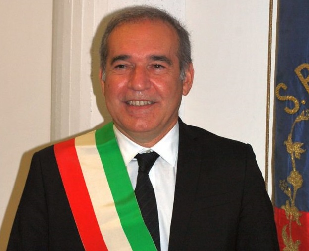 Quasi 800 euro per una nuova fascia tricolore, il sindaco Spazzafumo bussa  ad una maison sartoriale napoletana