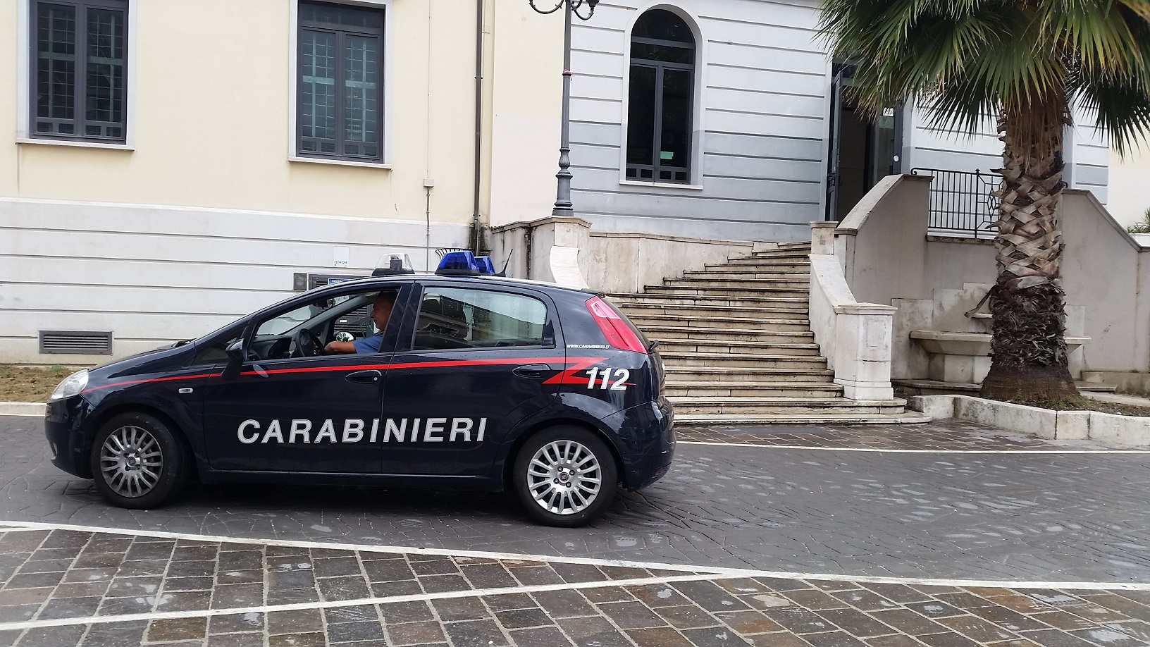 A una ragazza scompare la carta di credito, una coppia ci fa shopping: denunciata per ricettazione