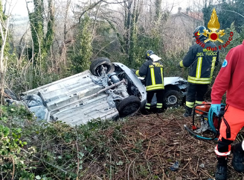 Esce di strada e finisce nel fossato <br> contro un’auto incidentata poco prima