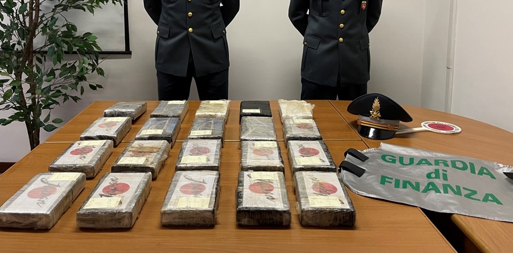 Maxi sequestro di cocaina, 21,5 kg scovati dalla Finanza: un arresto
