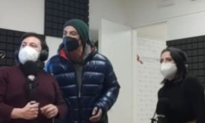 Fiorello stregato da Radio FM1, <br> la visita in diretta: «Fermo è bellissima, <br> meglio in discesa. Venite a teatro» (Video)